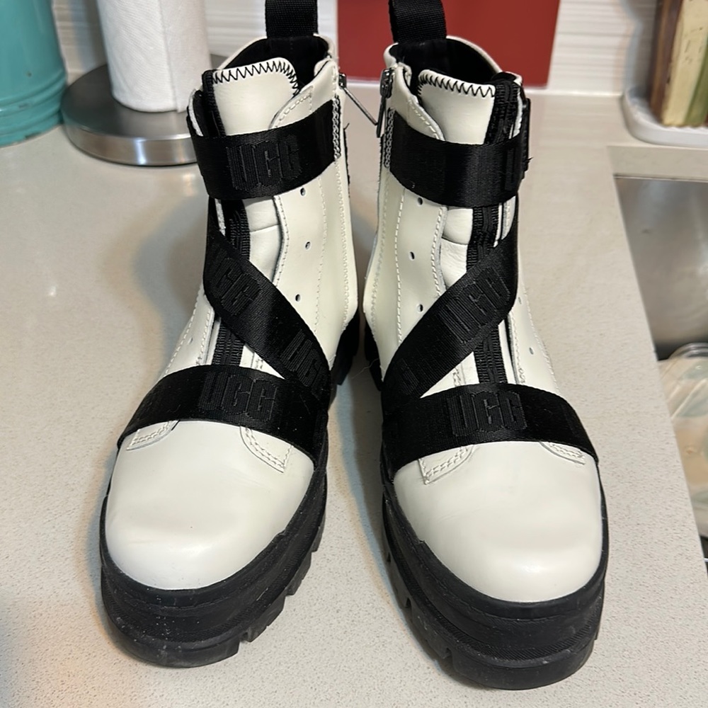 UGG Genuine Leather Sid Boot in Jasmine Side Zippers Lug Sole Sz 8